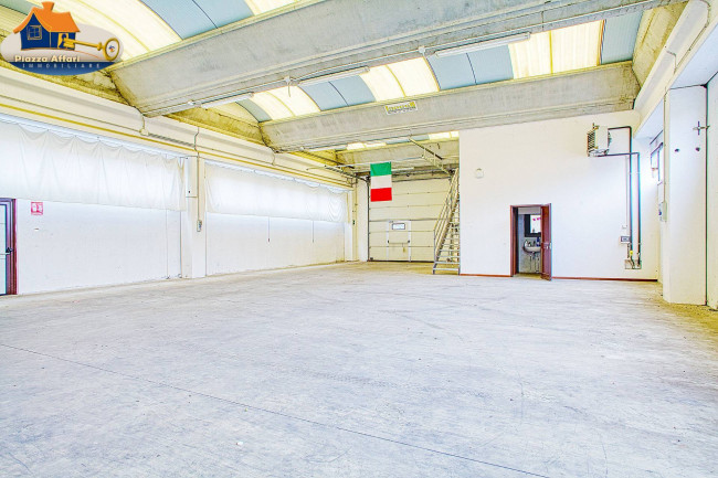 Capannone in vendita a Lavena Ponte Tresa