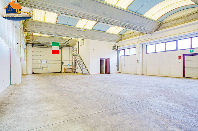 Capannone in vendita a Lavena Ponte Tresa