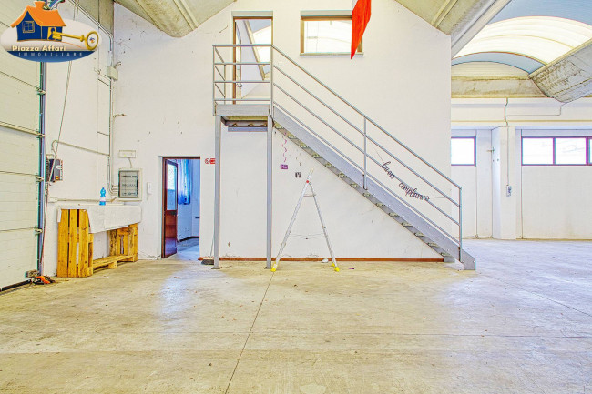 Capannone in vendita a Lavena Ponte Tresa