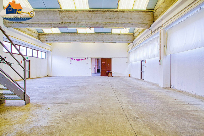 Capannone in vendita a Lavena Ponte Tresa