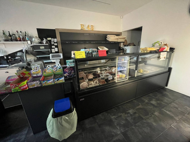Attività commerciale in vendita a Lavena Ponte Tresa