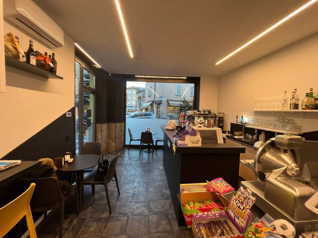Attività commerciale in vendita a Lavena Ponte Tresa