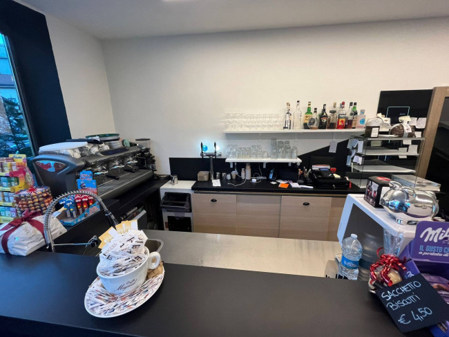 Attività commerciale in vendita a Lavena Ponte Tresa