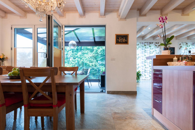 Villa in vendita a Marchirolo