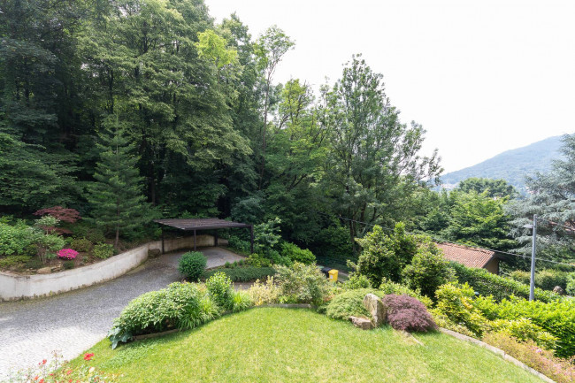 Villa in vendita a Marchirolo