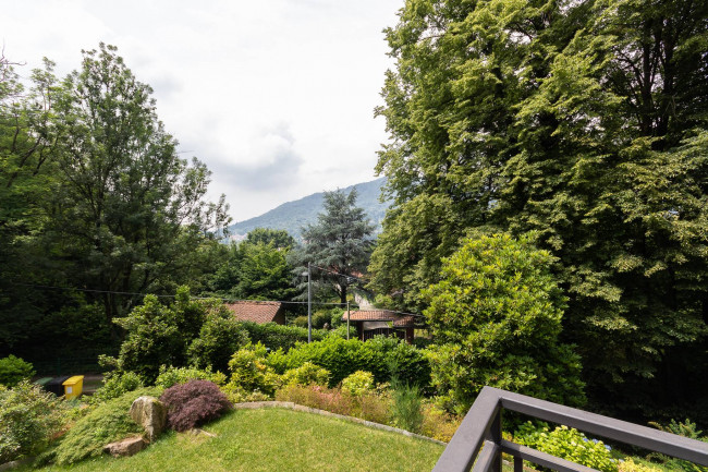 Villa in vendita a Marchirolo