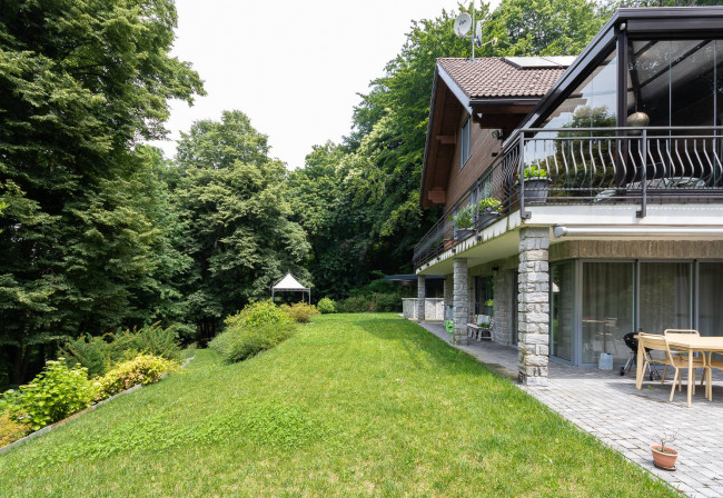 Villa in vendita a Marchirolo