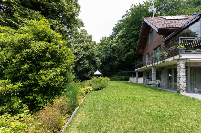 Villa in vendita a Marchirolo