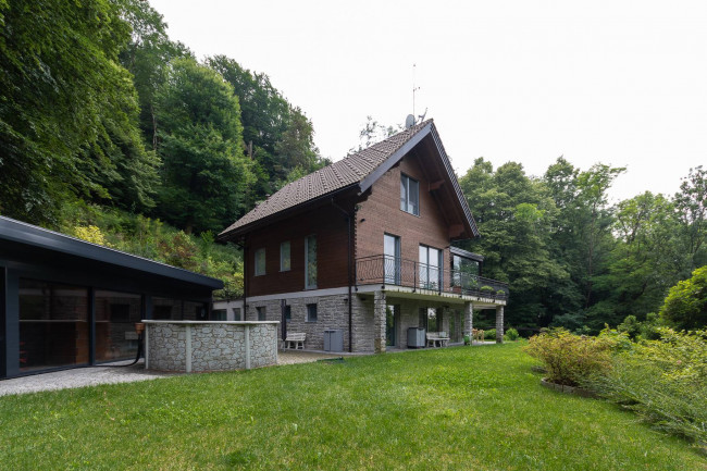 Villa in vendita a Marchirolo
