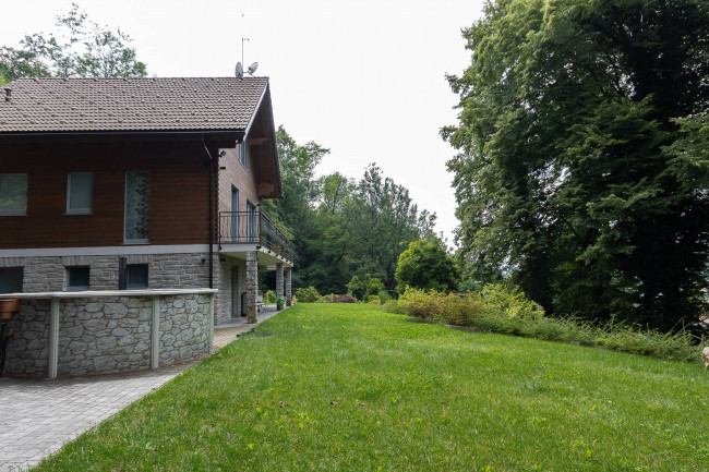 Villa in vendita a Marchirolo