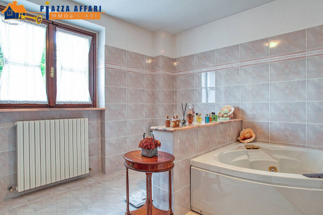 Villa in vendita a Marchirolo