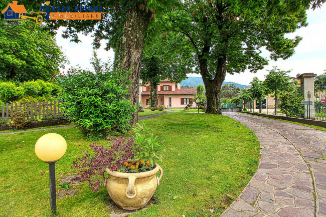Villa in vendita a Marchirolo