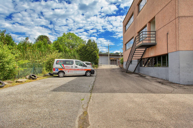 Locale commerciale in vendita a Cunardo