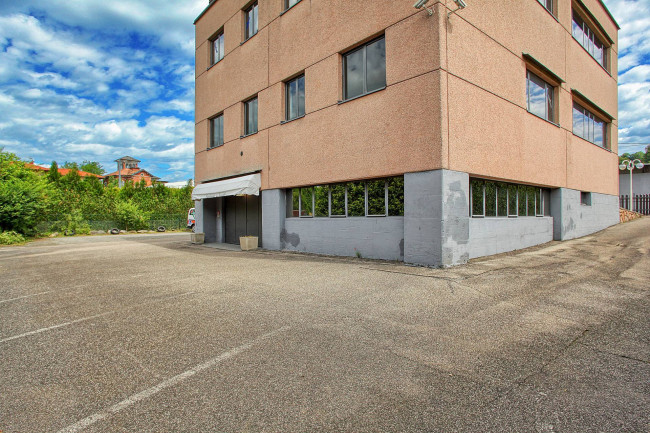 Locale commerciale in vendita a Cunardo