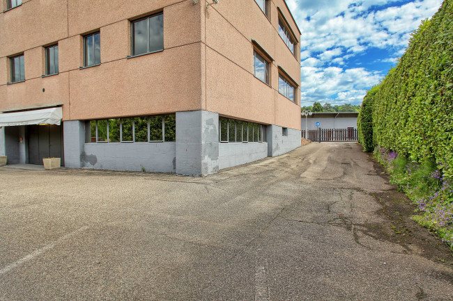 Locale commerciale in vendita a Cunardo