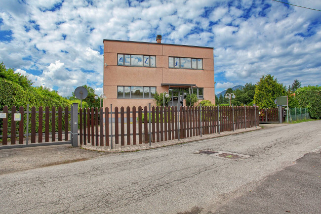 Locale commerciale in vendita a Cunardo