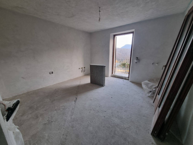Porzione di Casa Terra / Cielo in vendita a Castello Cabiaglio