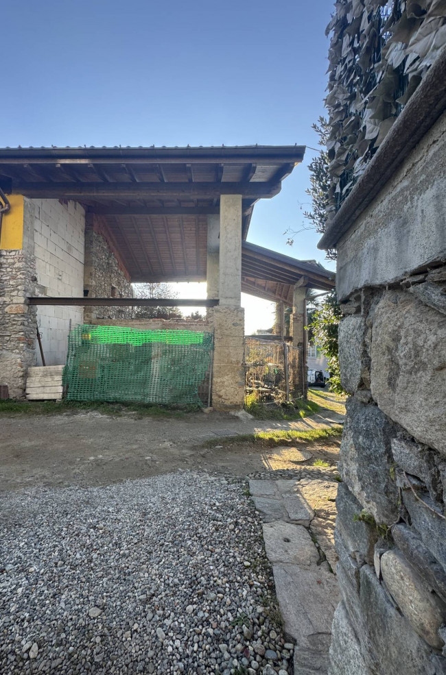 Rustico in vendita a Cadrezzate con Osmate