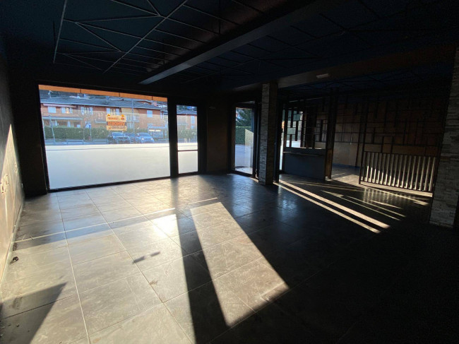 Locale commerciale in vendita a Marchirolo
