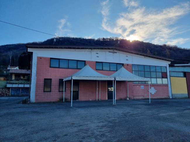 Capannone in vendita a Marchirolo