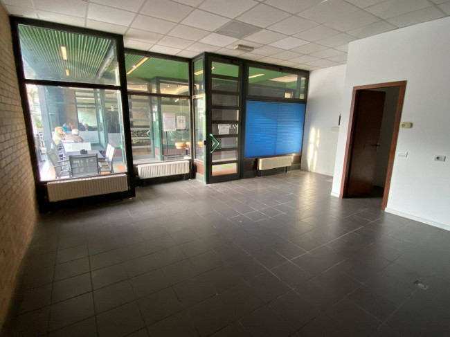 Attività commerciale in affitto a Lavena Ponte Tresa