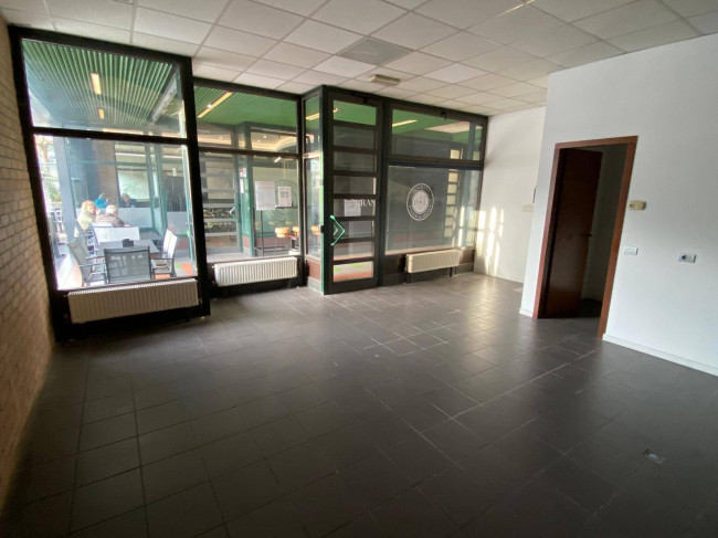 Attività commerciale in affitto a Lavena Ponte Tresa