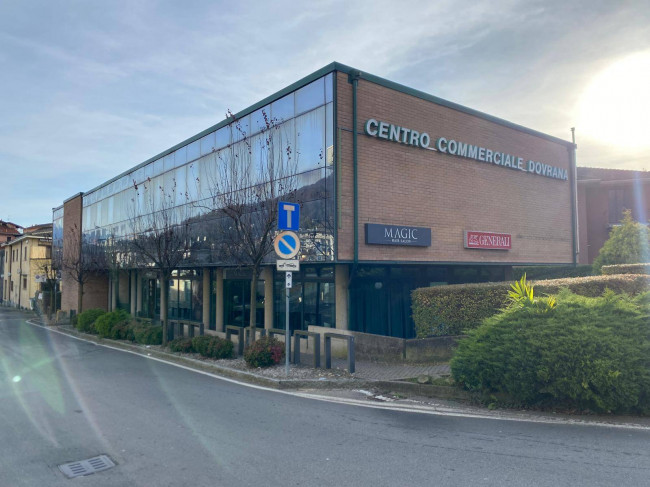 Attività commerciale in affitto a Lavena Ponte Tresa