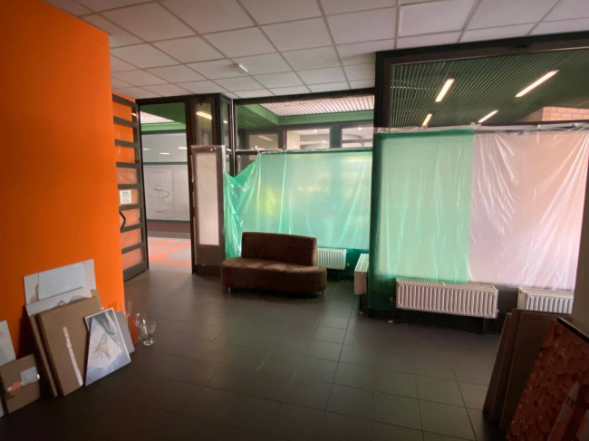 Locale commerciale in affitto a Lavena Ponte Tresa