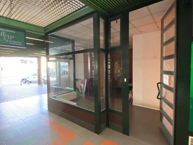 Locale commerciale in affitto a Lavena Ponte Tresa