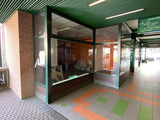 Locale commerciale in affitto a Lavena Ponte Tresa