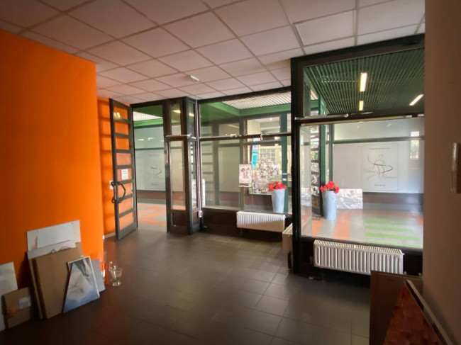 Locale commerciale in affitto a Lavena Ponte Tresa