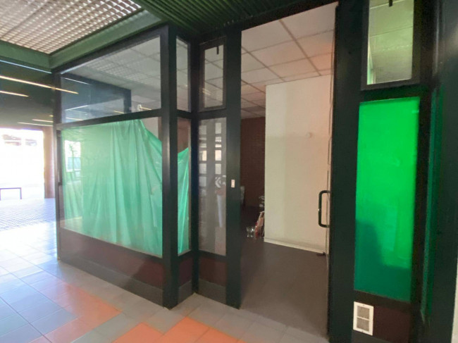 Locale commerciale in affitto a Lavena Ponte Tresa