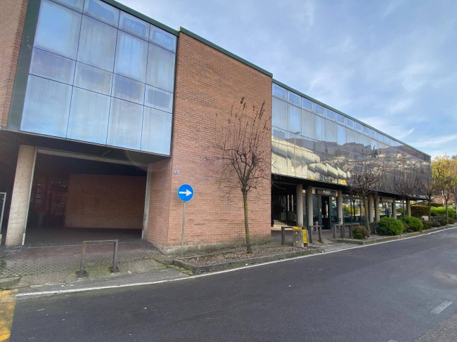 Locale commerciale in affitto a Lavena Ponte Tresa