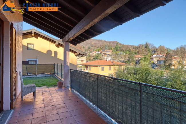 Villa Bifamigliare in vendita a Marchirolo