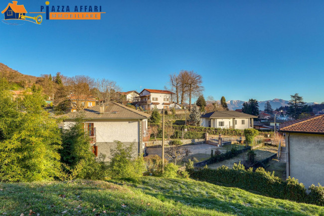 Villa Bifamigliare in vendita a Marchirolo