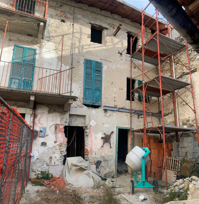 Porzione di Casa Terra / Cielo in vendita a Brezzo di Bedero