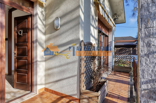 Villa Bifamigliare in vendita a Caronno Varesino