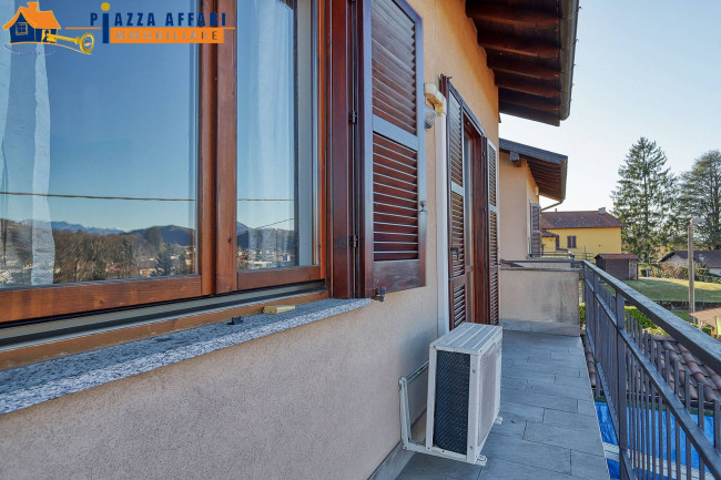 Villa in vendita a Marchirolo