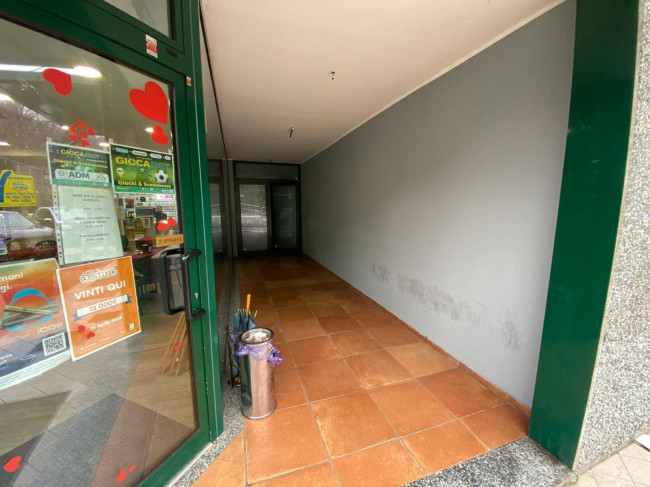 Locale commerciale in vendita a Cadegliano-Viconago