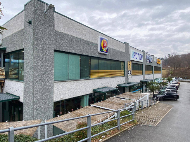 Locale commerciale in vendita a Cadegliano-Viconago