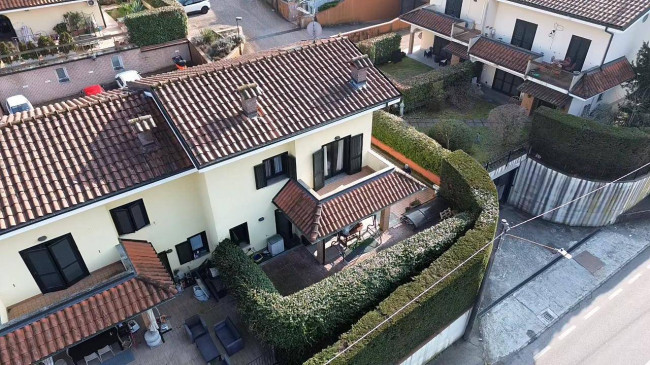 Villette a schiera in vendita a Besano
