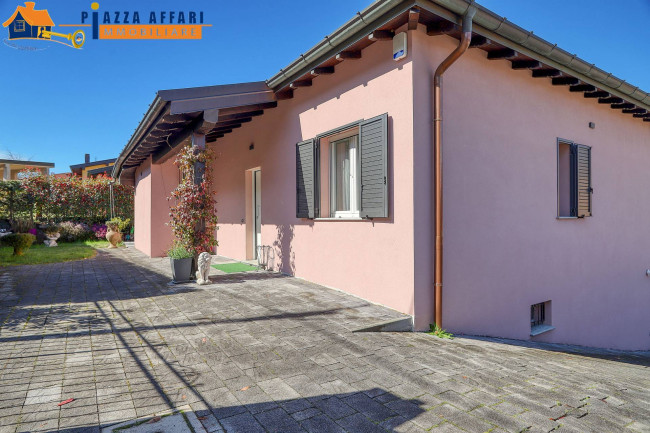 Villa in vendita a Marchirolo