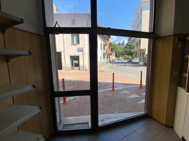 Locale commerciale in vendita a Viggiù