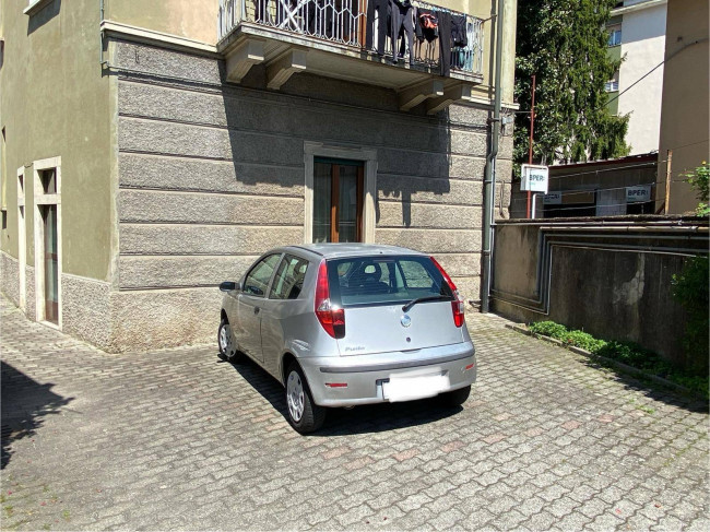 Locale commerciale in vendita a Viggiù