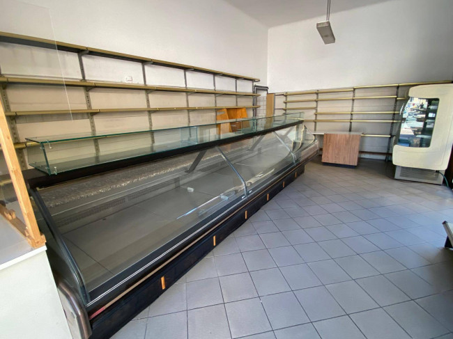 Locale commerciale in vendita a Viggiù