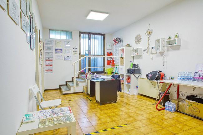 Locale commerciale in vendita a Varese
