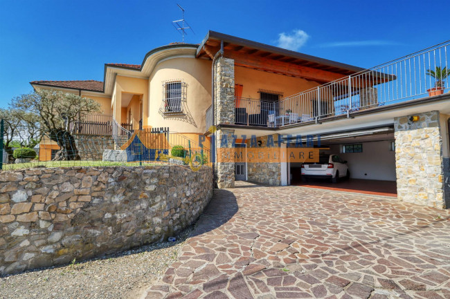 Villa in vendita a Carnago