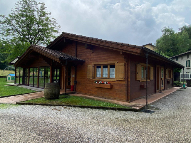 Locale commerciale in affitto a Cunardo