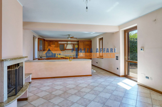 Porzione di Casa Terra / Cielo in vendita a Carnago
