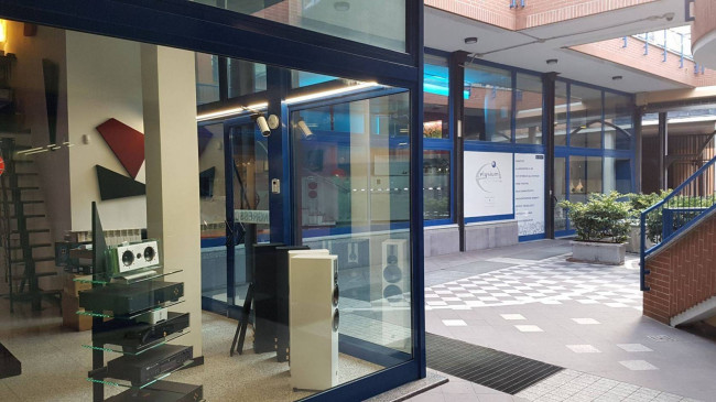 Locale commerciale in vendita a Busto Arsizio